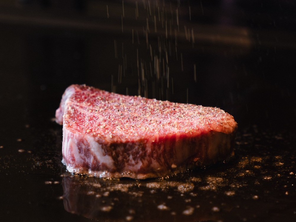 鉄板でお肉を焼いている